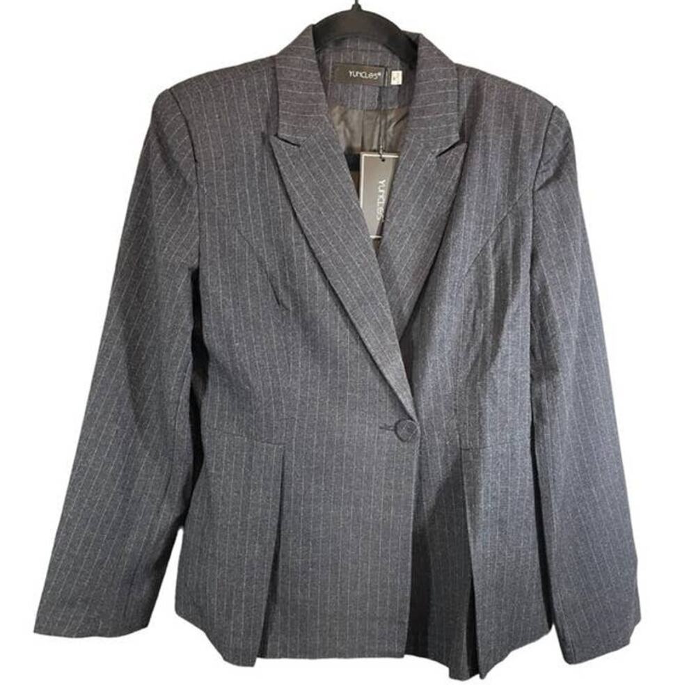 Yunclos 2-Piece Striped Gray Suit - Medium